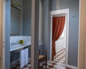 ピエトラサンタにあるAlbergo Pietrasantaのバスルーム(洗面台、鏡付)