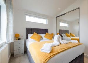Katil atau katil-katil dalam bilik di Docker Holiday Park