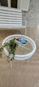 un banco blanco con un libro encima en Janus Casa nel Verde - Relax Pool & Spa, en Giano Vetusto