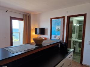 a room with a desk with a laptop and a window at Apartamentos Wundermar in Torredembarra