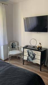 a bedroom with a desk and a tv and a chair at Golden Apartament Legionów in Toruń