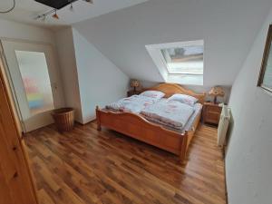 Habitación pequeña con cama y ventana en Luxuriöse Ferienwohnung, Vorort von Saarbrücken en Saarbrücken