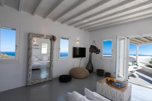 Televisyen dan/atau pusat hiburan di Private Villa with private pool Pascals Villa
