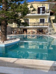 uma piscina em frente a uma villa em LITHOS by the sea em Neon Oitilon