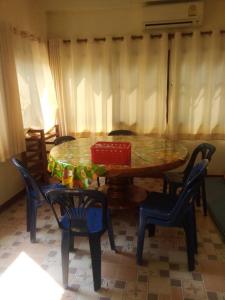 a dining room table with chairs and a red box on it at นาหินลาดรีสอร์ท Nahinlad Resort in Ban Khok Sawang (2)