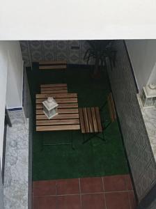 ein Zimmer mit einem Tisch und Stühlen in der Unterkunft Casa Lavanda in Villena