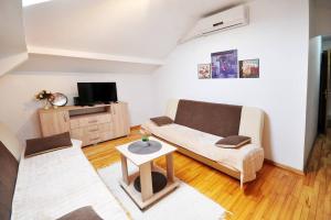 a living room with a couch and a table at Apartman Dačić in Vrnjačka Banja
