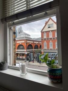 een raam met uitzicht op een stadsstraat bij Cosy Shoreditch flat in Londen