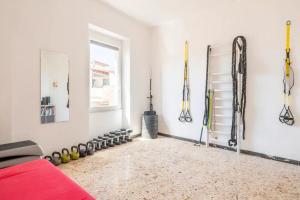 una habitación con algunos equipos de esquí en la pared en Safeheaven Sardinia en Dorgali