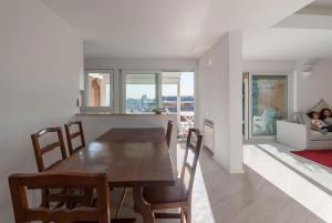 Posedenie v ubytovaní Exclusive rooftop apartment with large terrace in Solari/Tortona