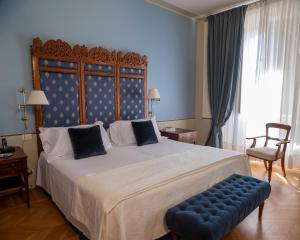 ピエトラサンタにあるAlbergo Pietrasantaの青い壁のベッドルーム1室(大型ベッド1台付)