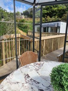 Fotografie z fotogalerie ubytování Tiny house with greenhouse dining v destinaci Lower Hutt