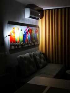 uma sala de estar com uma televisão de ecrã plano na parede em Apartamento MS em Campo Maior