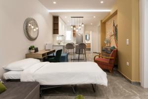 Duas camas num quarto com uma cozinha e uma sala de estar em The Caravan Apartments em Tessalônica