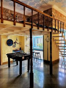 ジャイプールにあるJaipur Jantar Hostelの卓球台と階段が備わるお部屋