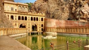 ジャイプールにあるJaipur Jantar Hostelの水の噴水のある建物