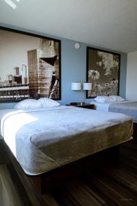 2 camas en un dormitorio con paredes azules en Hotel 8, en Fergus Falls