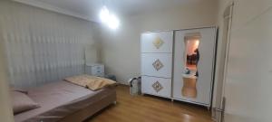 a small bedroom with a bed and a mirror at مجمع انوفيا2 in Esenyurt