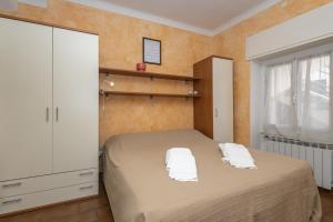 a bedroom with a bed with two towels on it at Veggia Butega in Diano San Pietro