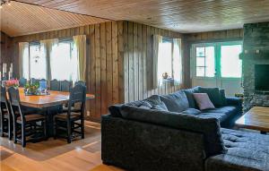 a living room with a couch and a table at Awesome Home In Geilo With Sauna in Skoro