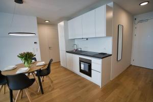 uma cozinha e sala de jantar com mesa e cadeiras em Modern apartment near Stadtpark em Viena