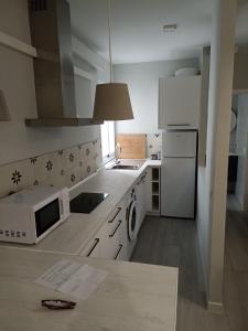 コルドバにあるApartamento Calle Concepción Pleno Centroのキッチン(白い家電製品、白い冷蔵庫付)