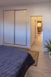 1 dormitorio con 1 cama y pasillo en Beautiful and elegant one bedroom apartment, en Fuengirola