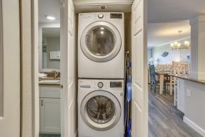 eine Waschküche mit Waschmaschine und Trockner in einem Haus in der Unterkunft Land's End 9-304 Beach Front - Premier in St Pete Beach