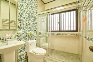 a bathroom with a toilet and a sink and a shower at Ching Yu Rou B&B in Dongshan