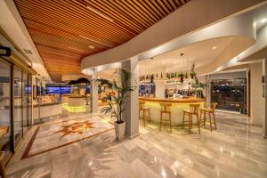 a lobby with a bar and a restaurant at Gran Sol in Zahara de los Atunes