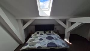 A bed or beds in a room at Apartmán 17, Vysoké Tatry, Dolný Smokovec