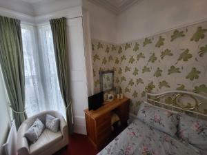 1 dormitorio con 1 cama, 1 silla y 1 ventana en Florence Guest House, en Weston-super-Mare