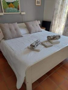 - un lit blanc avec serviettes de toilette dans l'établissement Location villa var, à Bargemon