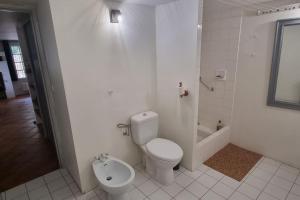 La salle de bains blanche est pourvue de toilettes et d'une baignoire. dans l'établissement Location villa var, à Bargemon