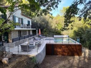 une maison avec une piscine et une terrasse dans l'établissement Location villa var, à Bargemon