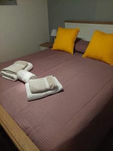 - un lit avec 2 serviettes dans l'établissement Location villa var, à Bargemon