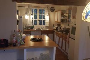 - une cuisine avec un comptoir en bois dans l'établissement Location villa var, à Bargemon