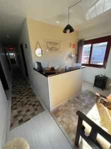 uma cozinha com um balcão num quarto em Pousada Cinnamon em Canela