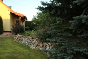 un jardín de rocas frente a una casa en Domek Aga, en Węgorzewo
