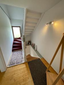 einen Dachflur mit Treppe und Fenster in der Unterkunft Weinberghaus von Annett und Peterle in Naumburg