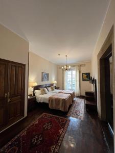 a large bedroom with a bed and a rug at Hotel Palacio Carlos I in Villaviciosa