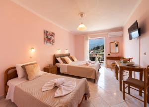 Posteľ alebo postele v izbe v ubytovaní Sunrise Studios + 37 fotografií