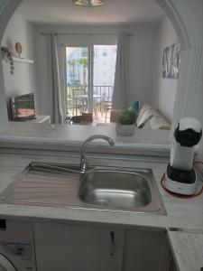 Kuchyňa alebo kuchynka v ubytovaní Apartamentos Laguna Beach 2