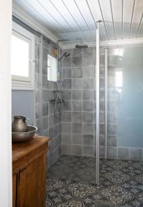 ein Bad mit einer Dusche und einer Glastür in der Unterkunft Kerttula 