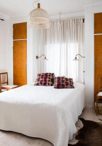 um quarto com uma grande cama branca e uma janela em Kerttula 
