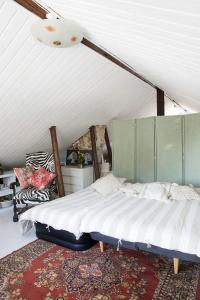 ein Schlafzimmer mit einem Bett und einem Teppich in einem Zimmer in der Unterkunft Kerttula 