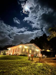 Una casa di notte con la luna nel cielo di Pousada Gonçalves a Gonçalves