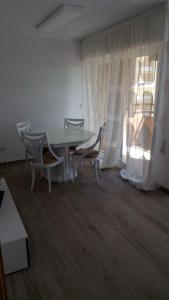 uma sala de jantar com uma mesa branca e cadeiras em San juan de Alicante 450 € la Semana em San Juan de Alicante