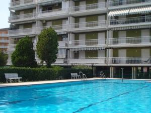 een groot zwembad voor een gebouw bij Spacious apartment in Porto Santa Margherita with shared pool in Porto Santa Margherita di Caorle