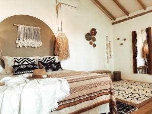 a bedroom with a bed with a hat on it at CASA MUNDI in Caraíva
